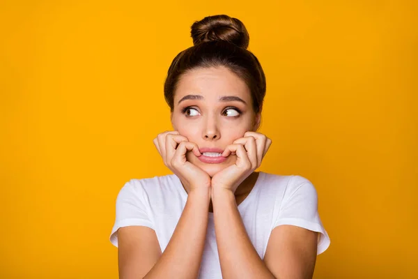 Close up foto de menina nervosa frustrada sentir medo sobre seu chefe ver erro horrível mordida unhas de dedo dentes usar roupas jovens isolado sobre fundo cor brilho brilhante — Fotografia de Stock