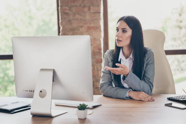 Foto de la muchacha ejecutiva exitosa inteligente seria sentarse mesa trabajo uso remoto ordenador pc discutir informe conexión en línea asociación información usar chaqueta chaqueta traje en la estación de trabajo — Foto de Stock