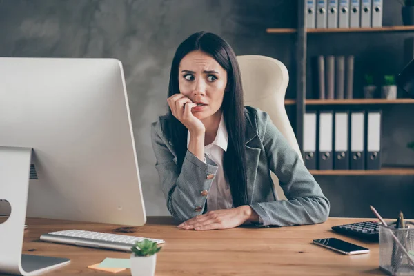 Foto de niña horrorizada preocupada sentarse escritorio trabajo ordenador remoto morder las uñas sentir miedo a la crisis de la empresa en bancarrota trabajo pérdida desgaste chaqueta traje en la estación de trabajo — Foto de Stock