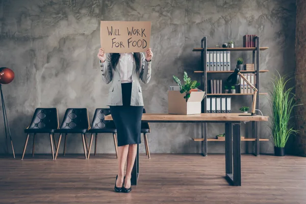 Foto de corpo inteiro de estressado frustrado menina agente banqueiro perder trabalho crise de quarentena vívida close cover texto de papelão facial vai trabalhar para o desgaste de alimentos terno elegante salto alto no local de trabalho — Fotografia de Stock