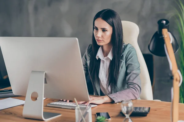 Foto smýšlející zamyšlené dívka agent marketer šéf sedět stůl práce vzdálený počítač procházet start-up krize růst informace nosit formální sako sako sako na pracovišti — Stock fotografie