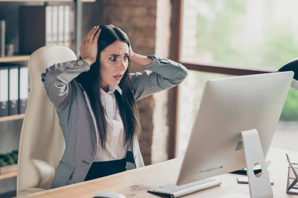 Omg, disparé. Pánico frustrado chica cuello inversor sentarse mesa trabajo remoto PC táctil manos cabeza impresionado red social notificación de pérdida de trabajo desgaste chaqueta en el lugar de trabajo estación de trabajo — Foto de Stock