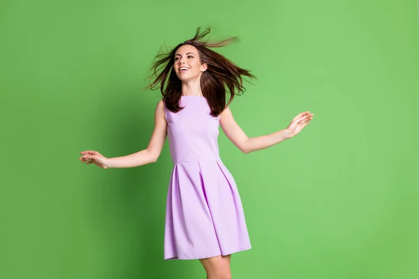 Фото милой милой очаровательной леди модели выглядят пустыми руками пространство воздушный легкий ветер мухи дует объем волос шампуня эффект кондиционера носить фиолетовое платье изолированы пастельно-зеленый цвет фона — стоковое фото