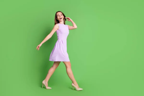 Perfil de corpo inteiro foto elegante linda menina senhora boca aberta ir para a frente mão toque cabelo alegre andando beleza salão anúncio conceito desgaste vestido roxo isolado pastel cor verde fundo — Fotografia de Stock