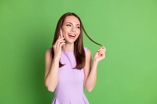 Foto bonita dama boca abierta mantenga el cabello mirada espacio vacío chat teléfono escuchar buenas noticias anuncio operador móvil proveedor barato roaming desgaste vestido violeta aislado pastel verde color fondo —  Fotos de Stock