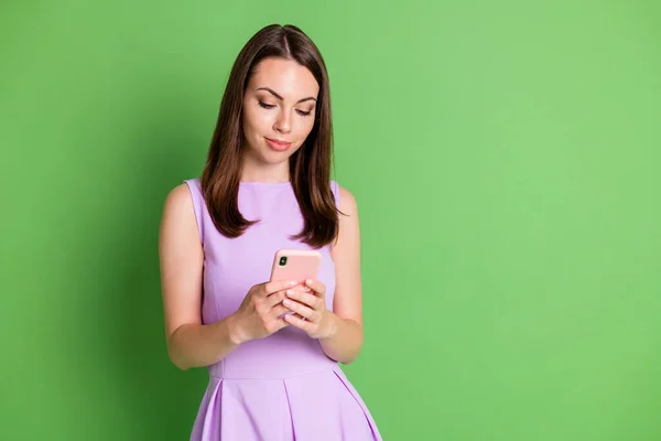 Foto de chica joven encantadora mirada teléfono mensajes de texto blog conectar suscriptor seguidor compartir como contenido estudio de trabajo virtual desgaste vestido violeta aislado pastel color verde fondo — Foto de Stock