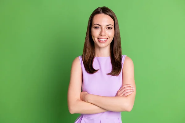 Foto av vackra attraktiva ung kvinna dam strålande leende titta kamera annons start frilans arbete internationella företag bära violett klänning isolerad pastell grön färg bakgrund — Stockfoto