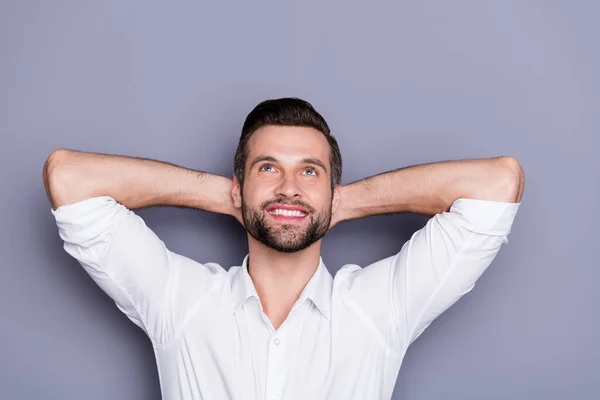 Primer plano retrato de su agradable contenido atractivo exitoso soñador alegre alegre hombre descansando pausa descanso fantasías aislado sobre gris violeta pastel púrpura color fondo — Foto de Stock