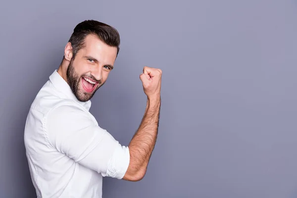 Primo piano profilo vista laterale ritratto della sua bella attraente felice soddisfatto allegro allegro uomo festeggiando buona fortuna ben fatto isolato su grigio viola pastello colore sfondo — Foto Stock