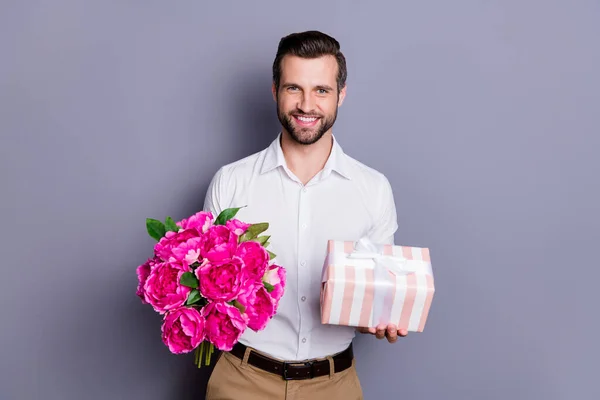 Porträt seiner er schön attraktiv elegant edel fröhlich fröhlich Mann hält in den Händen Strauß Blumen Geschenkbox Romantik Datum Valentine isoliert über grau violett lila Pastellfarbe Hintergrund — Stockfoto