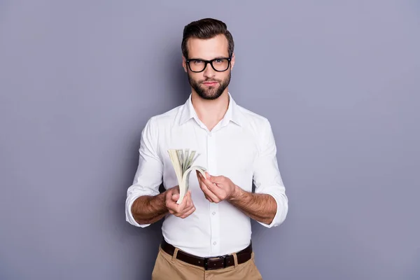 Retrato de su agradable atractivo contenido exitoso rico hombre financiero banquero sosteniendo en las manos gran suma de dinero presupuesto aislado sobre gris violeta pastel color fondo —  Fotos de Stock