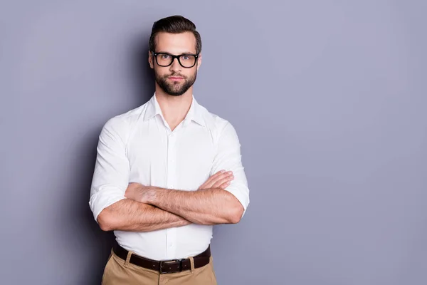 Retrato del hombre inteligente inteligente líder hombre gerente banquero inversor empresa propietario manos cruzadas decidir solución de decisión usar ropa de estilo elegante aislado sobre fondo de color gris —  Fotos de Stock