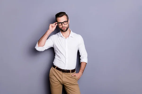 Portré férfias szigorú megbízható marketinges gallér közgazdász érintse meg a modern specifikációk kész eldönteni döntés megoldás tegye a kezét zseb kopás ízléses stílusú ruhát elszigetelt szürke színű háttér — Stock Fotó