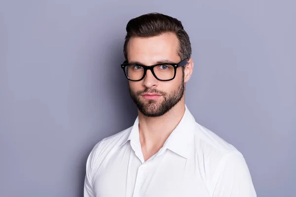 Porträt von atemberaubenden charismatischen Chefmanager Banker gut aussehen bereit entscheiden Lösung tragen eleganten Stil Kleidung isoliert über graue Farbe Hintergrund — Stockfoto