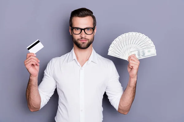 Close-up portret van zijn hij mooie aantrekkelijke rijke serieuze inhoud brunet man in handen bank kaart salaris fan ons geld wisselen geïsoleerd over grijs paars paars pastel kleur achtergrond — Stockfoto