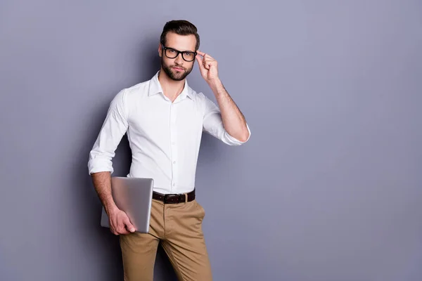 Portrait de l'homme fiable succès marketing agent immobilier détenir ordinateur portable tactile lunettes prêt à porter la distance de travail tenue bon look isolé sur fond de couleur grise — Photo