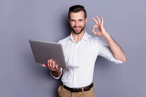 Corredor abogado positivo hombre quedarse en casa corona virus cuarentena trabajo portátil disfrutar de la comunicación en línea con sus colegas jefe mostrar ok signo de desgaste pantalones camisa blanca aislado color gris fondo — Foto de Stock