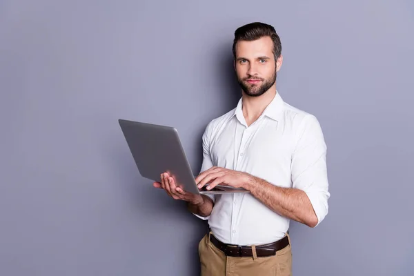 Retrato de su agradable atractivo enfocado tipo de morena calificada empleador utilizando el ordenador portátil que investiga el análisis de la navegación por el mercado web informe financiero aislado sobre fondo de color pastel gris — Foto de Stock