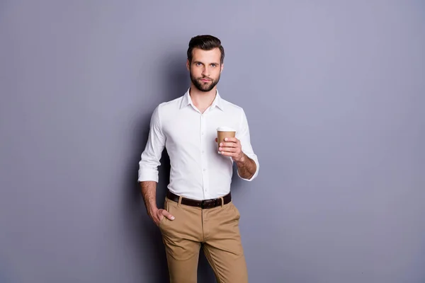 Portrait de son il beau contenu attrayant réussi homme masculin économiste exécutif banquier appréciant boire espresso cacao isolé sur fond violet gris couleur pastel — Photo