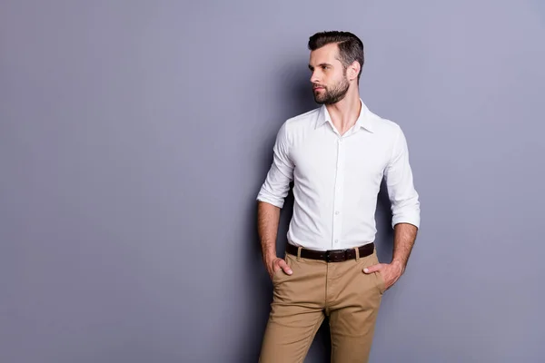 Profilo foto laterale di manager fiducioso amministratore delegato economista uomo mettere le mani pantaloni look copyspace attrarre donna affascinante indossare camicia bianca isolato su sfondo di colore grigio — Foto Stock