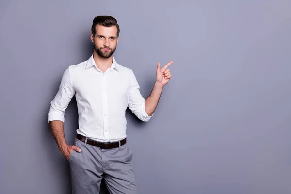 Retrato de confianza representante inversor hombre punto dedo copyspace demostrar publicidad promoción mirar la atención desgaste camisa blanca pantalones aislados sobre fondo de color gris —  Fotos de Stock