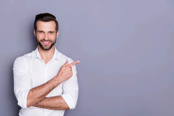 Retrato de su agradable contenido atractivo alegre alegre morena chico empleador director mostrando anuncio anuncio copia vacío espacio en blanco lugar nueva novedad aislado en gris pastel color fondo — Foto de Stock