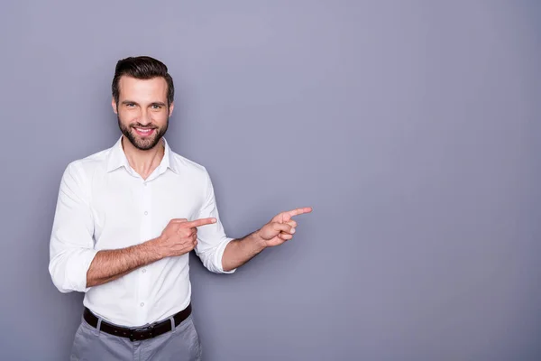 Porträtt av hans han trevlig attraktiv säker glad glad glad man arbetsgivare visar kopia tomt utrymme plats isolerad över grå violett lila pastell färg bakgrund — Stockfoto