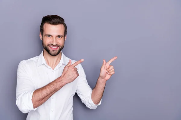 Ritratto di positivo allegro uomo marketing ceo punto indice dito copyspace consiglia di selezionare annuncio promo usura camicia bianca isolato su sfondo di colore grigio — Foto Stock