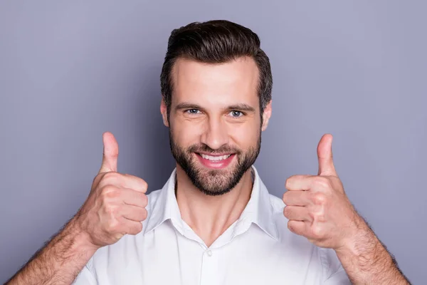 Close-up portret jego on ładne atrakcyjne treści wesoły wesoły zadowolony człowiek pracownik dyrektor wykonawczy pokazując podwójny kciuk odizolowany nad szarym fioletowy fioletowy pastelowy kolor tła — Zdjęcie stockowe