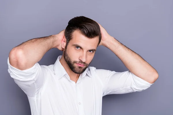 Cerrar foto elegante imponente hombre carismático comerciante abogado tacto pelo preparar reunión de negocios asociación inversor disfrutar de buen aspecto desgaste camisa blanca aislado gris color fondo — Foto de Stock