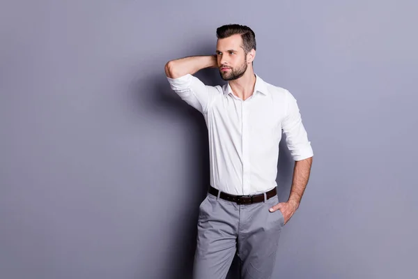 Profil oldal bájos álom álmodozó marketinges financier srác touch nyak megjelenés másolótér élvezze a dolgozó kopás klasszikus fehér ruhák elszigetelt szürke szín háttér — Stock Fotó