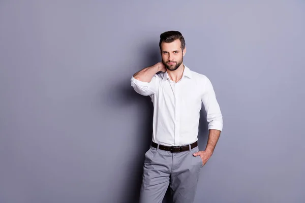 Retrato de encantador vendedor atractivo ceo hombre tacto cuello disfrutar del día de trabajo desgaste buena ropa de aspecto aislado sobre fondo de color gris — Foto de Stock