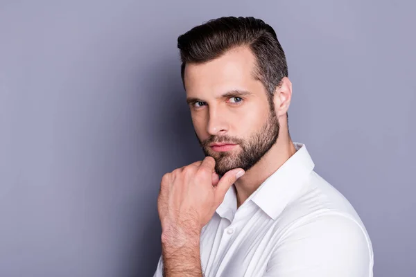 Primo piano ritratto della sua bella attraente virile brutale brunetta ragazzo modello unshaven barba posa toccante mento pensiero isolato su sfondo grigio pastello — Foto Stock