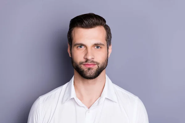 Retrato de mentalidad moderna mirada de chico en la cámara puede decidir solución decisión desgaste camisa blanca aislada sobre fondo de color gris — Foto de Stock