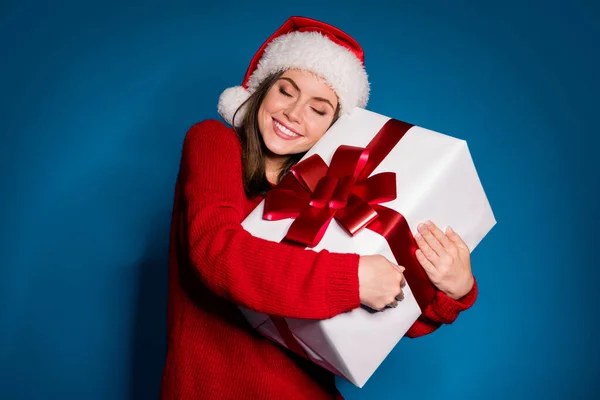 Noel Baba 'nın başlıklı pozitifinin fotoğrafı. Büyük hediye kutusu. Aile geleneği, Noel kutlaması. — Stok fotoğraf