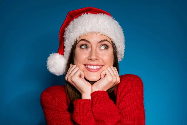 De cerca foto chica positiva en Santa Claus sombrero toque puños barbilla imaginar x-mas tradición deseo sueño deseo regalo regalo desgaste comodidad acogedor suéter aislado degradado azul color fondo — Foto de Stock