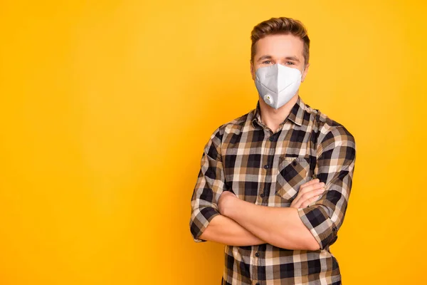 Portret van de content guy dragen n95 moderne respirator lucht smog vervuiling probleem kopiëren ruimte geïsoleerd op felgele kleur achtergrond — Stockfoto