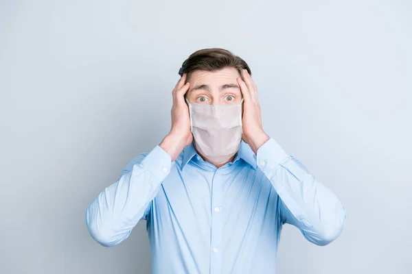 Close-up portrait of stunned guy wearing safety mask mers cov disease risk panic reaction isolated on gray color background — Stock Photo, Image