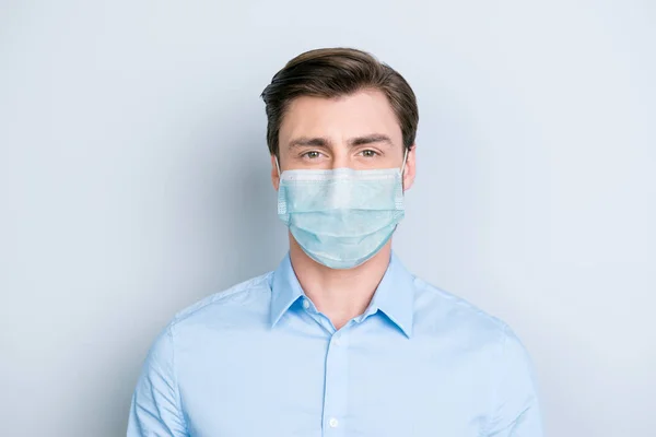 Close-up portret van leuke content guy dragen veiligheidsgaas masker influenza risico preventie geïsoleerd op grijze achtergrond — Stockfoto