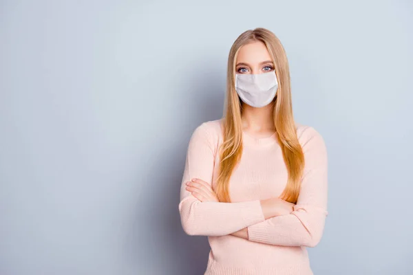 Retrato de encantadora niña sana con máscara de seguridad brazos plegados copia espacio medicina aislado sobre fondo de color gris — Foto de Stock