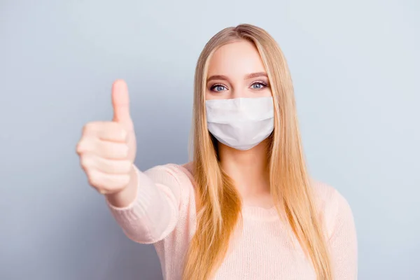 건강 한 금발의 소녀가 안전 마스크를 쓰고 있는 모습을 클로즈업 한 이 사진은 회색 배경에 고립되어 있다. — 스톡 사진