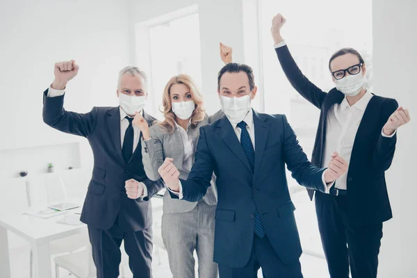 Portret van stijlvolle slimme zakenmensen die een doorbraak vieren met veiligheidsmaskers op de werkplek — Stockfoto