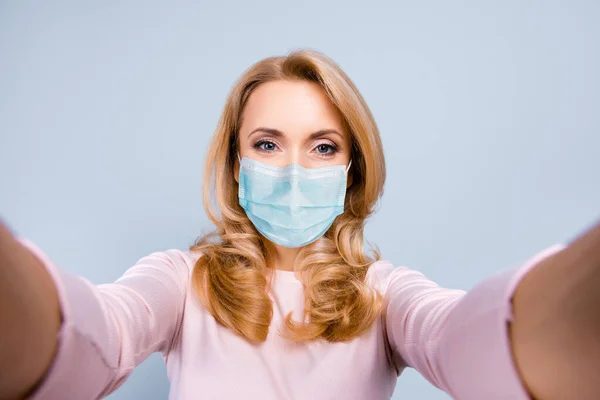Zelfportret van aantrekkelijk meisje met veiligheidsgaas masker mers cov preventie gezondheidszorg geïsoleerd over blauwe achtergrond — Stockfoto
