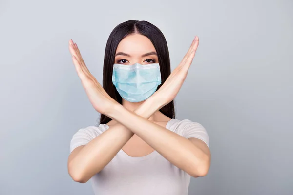 Close-up portret van gezond meisje dragen veiligheidsgaas masker tonen stop teken houden sociale afstand geïsoleerd op grijze kleur achtergrond — Stockfoto