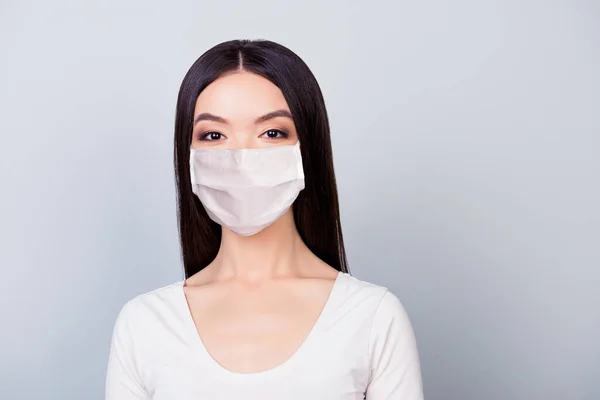 Close-up portret van aantrekkelijke brunet meisje dragen veiligheid beschermende masker stop longontsteking geïsoleerd op grijze achtergrond — Stockfoto