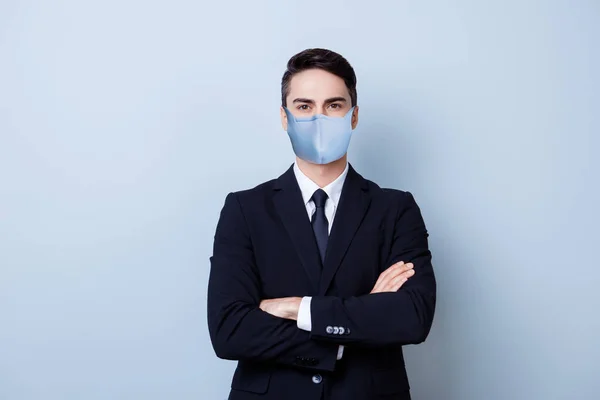 Portrét zkušeného ředitele chlap na sobě textilní bezpečnostní masky mers cov prevence složené paže izolované na modrém pozadí — Stock fotografie