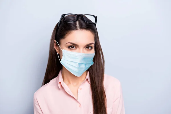 Close-up portret van mooi meisje dragen veiligheidsgaas masker mers cov preventie gezondheidszorg geïsoleerd op grijze kleur achtergrond — Stockfoto