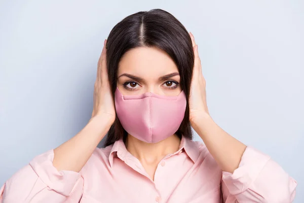 Close-up portret van mooi meisje dragen veiligheid herbruikbare masker sluiten oren stop info gezondheidszorg geïsoleerd op grijze kleur achtergrond — Stockfoto