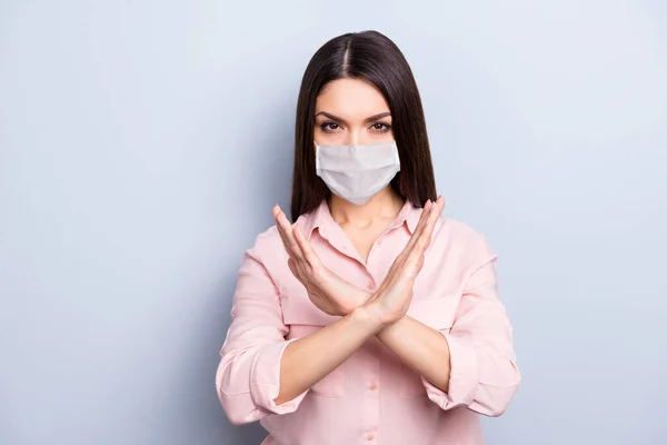 Portret van aantrekkelijke strikte meisje dragen veiligheidsmasker tonen stop teken houden afstand gezondheidszorg geïsoleerd op grijze kleur achtergrond — Stockfoto