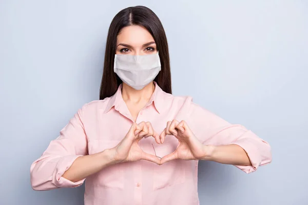 Πορτρέτο της υπέροχο υγιές κορίτσι φορώντας μάσκα ασφαλείας καρδιά σχήμα χρόνιας πρόληψης ασθενειών που απομονώνονται σε γκρι φόντο χρώμα — Φωτογραφία Αρχείου